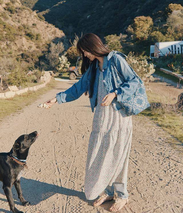 原创40岁的孔孝真相貌平平还能这么火红色连衣裙复古又时尚