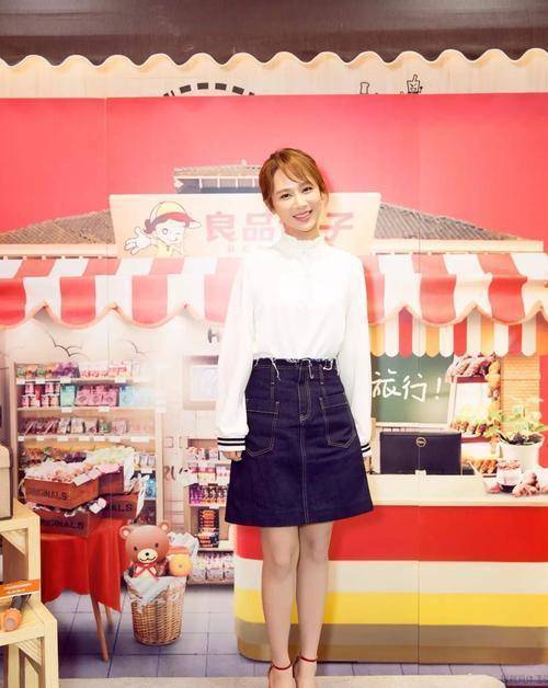 原创杨紫爱穿简约西装搭配绑带高跟鞋有气质眼角痣才是点睛之笔