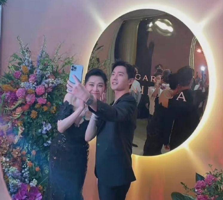 原创原创52岁许晴白皙似少女与杨洋同框分外养眼二人关系再被热议