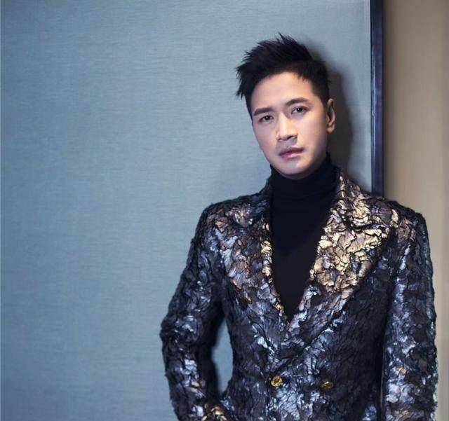 原创原创41岁何晟铭晒近照阳光帅气堪比小鲜肉这眼神简直太有杀伤力