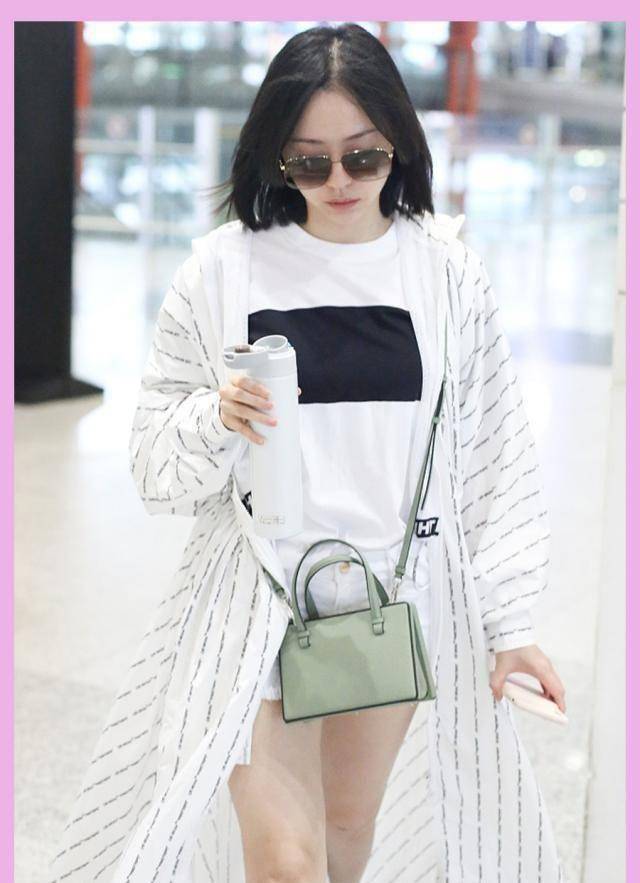 原创35岁张靓颖机场素颜照,条纹衬衫拖地,热裤意外暴露腿粗特点