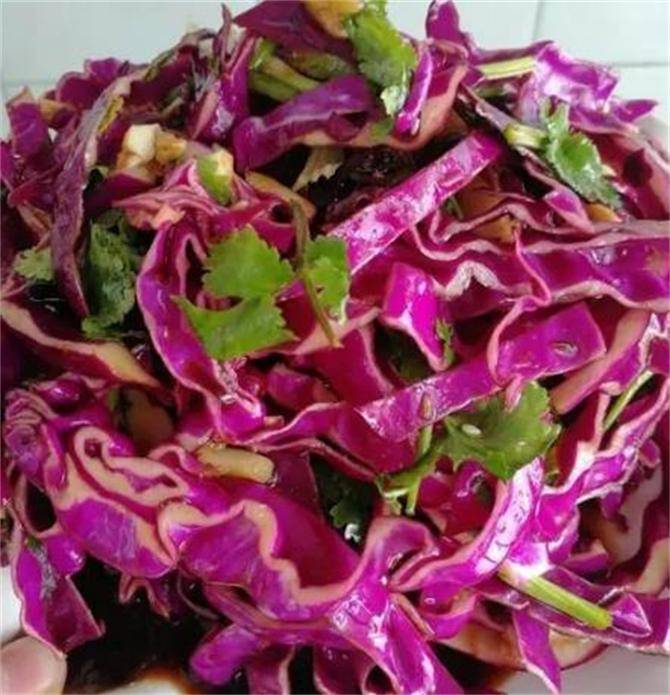 甘蓝含有丰富的膳食纤维和维生素c等营养成分,具有抗氧化,抗炎等功效