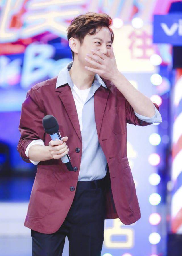 原创原创45岁何炅逆龄生长穿粉色毫无违和感青春洋溢像20岁阳光少年