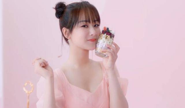 原创杨紫拍广告蜜桃肌亮眼粉裙双丸子头28岁打扮这么嫩