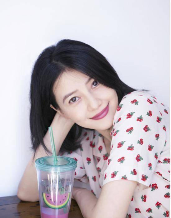 原创40岁高圆圆生娃后复工不老女神颜值状态超好印花衬衣真吸睛