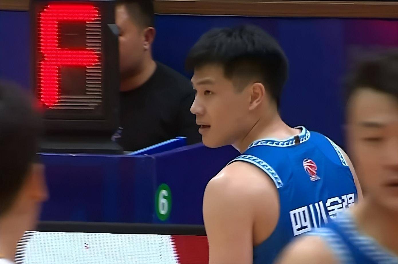 弗格,鄢手骐,张镇麟,四川队12人大名单是全华班,首发是卢艺文,张大宇