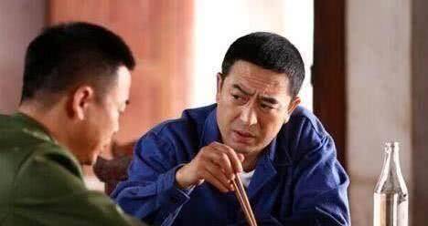 原创原创50岁的他认了48岁的张嘉译做大哥从过气歌手变身为当红演员