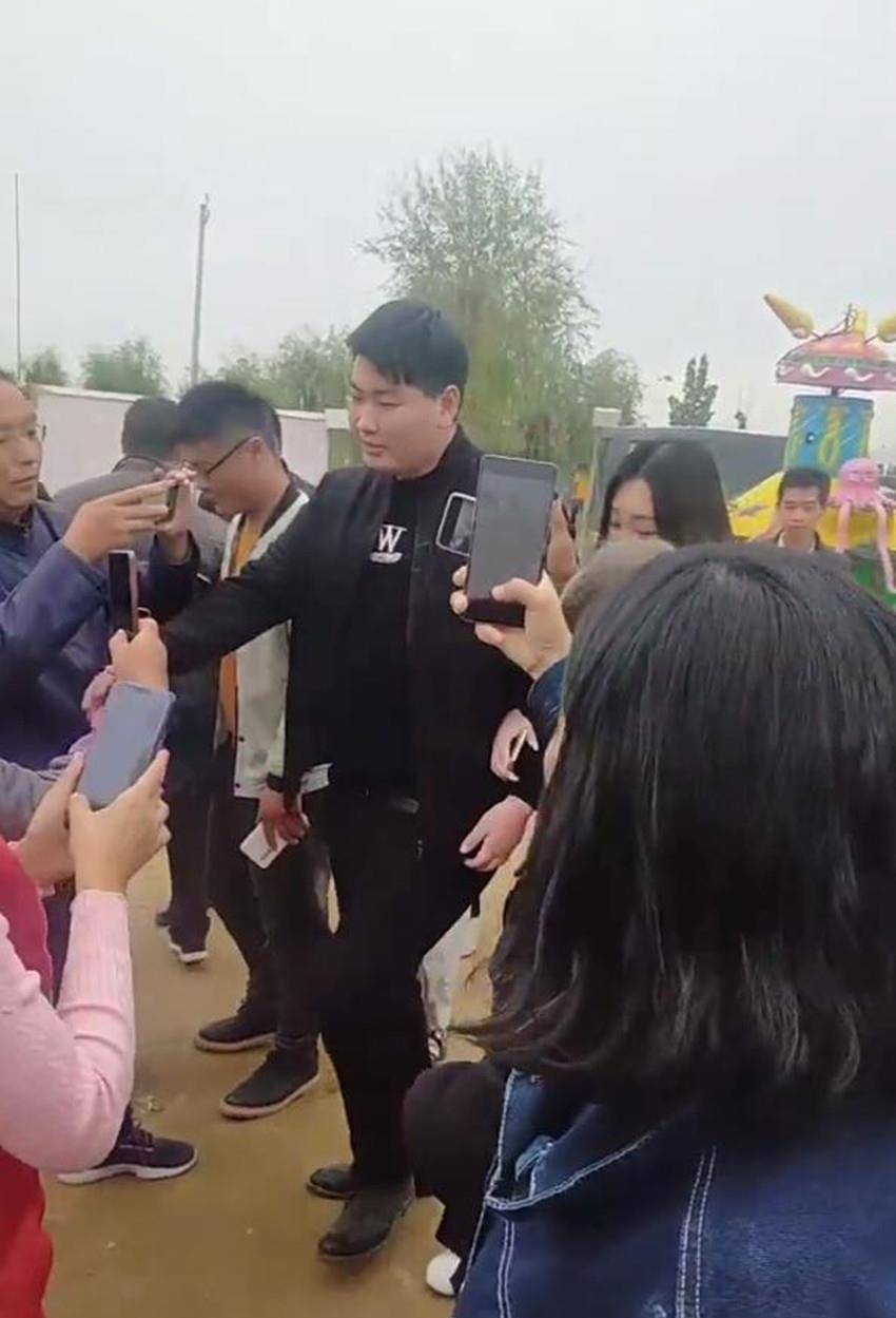 朱之文儿子霸气护妻新婚妻子遭众人怼脸拍小伟揽妻入怀保护