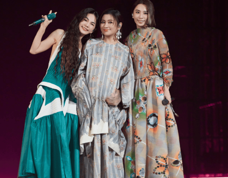 she合体庆生照,并表示:谢谢我的家人朋友和姐妹,陪我把生活过成喜欢的