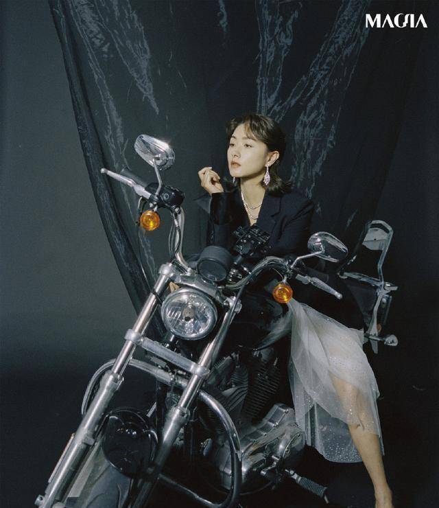 原创原创38岁万茜携女儿过儿童节短裤配翅膀好抢镜3岁女儿马尾辫更潮