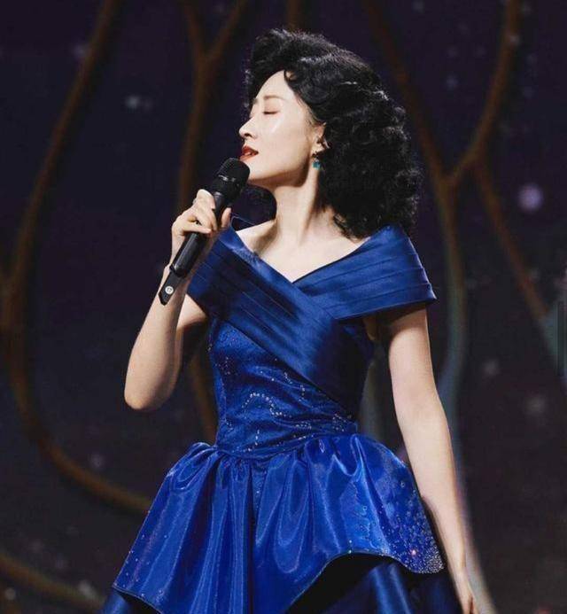 原创原创42岁刘敏涛太会减龄了穿黑上衣配牛仔裤亮相起码年轻十岁