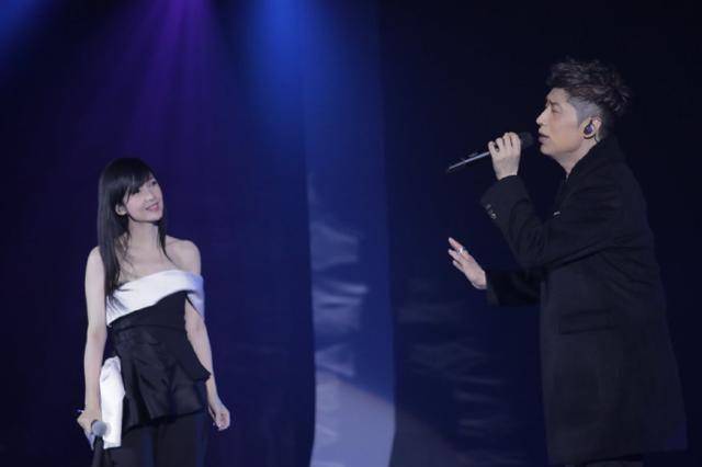 原创原创51岁周慧敏惊艳登台一袭抹胸长裙高贵优雅深情对唱娓娓动人