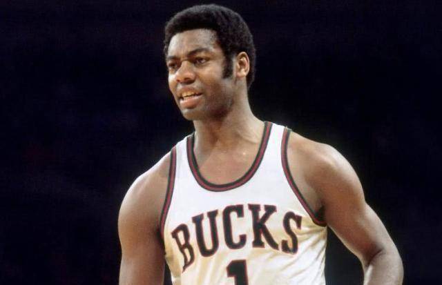 五个球员,他们分别是斯托克顿,基德,纳什,马克杰克逊和魔术师约翰逊