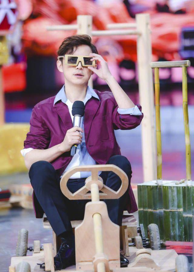 原创原创45岁何炅逆龄生长穿粉色毫无违和感青春洋溢像20岁阳光少年