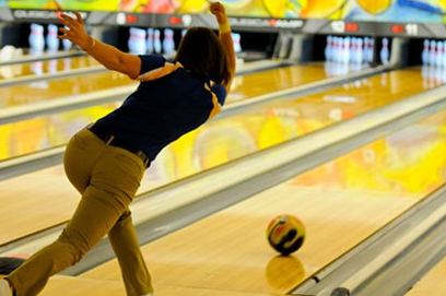 保龄球基础教学,投球基本动作球的握法,握球的方法