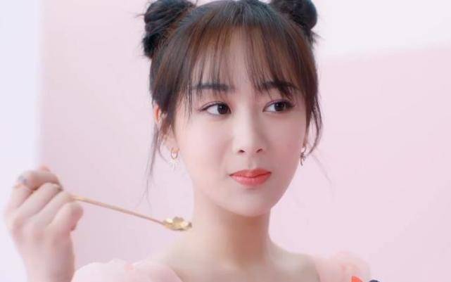 原创杨紫拍广告蜜桃肌亮眼粉裙双丸子头28岁打扮这么嫩