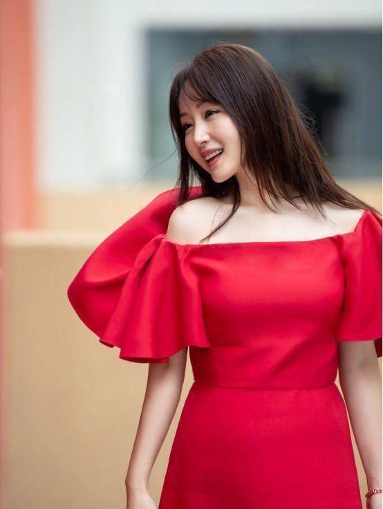 原创原创48岁玉女杨钰莹舞台上搭配甜美可人私下穿搭却是女强人风格