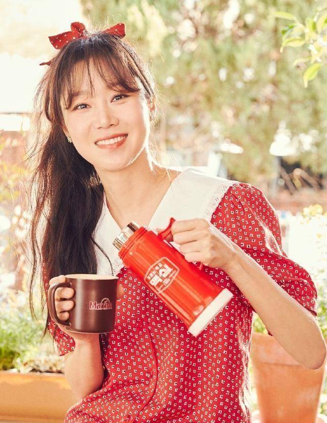 原创40岁的孔孝真相貌平平还能这么火红色连衣裙复古又时尚