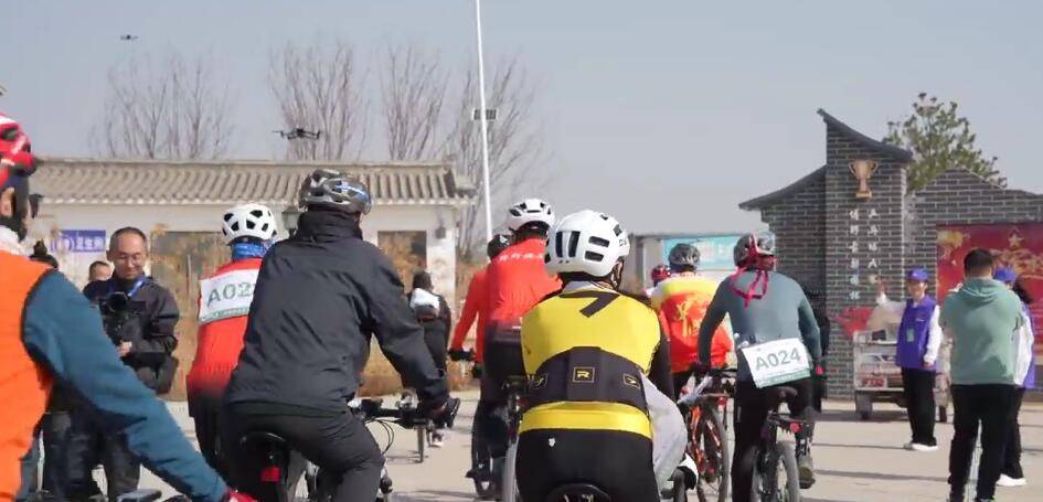 启动仪式选在了沙涡镇的程茂兰广场,现场载歌载舞,敲锣打鼓,十分热闹