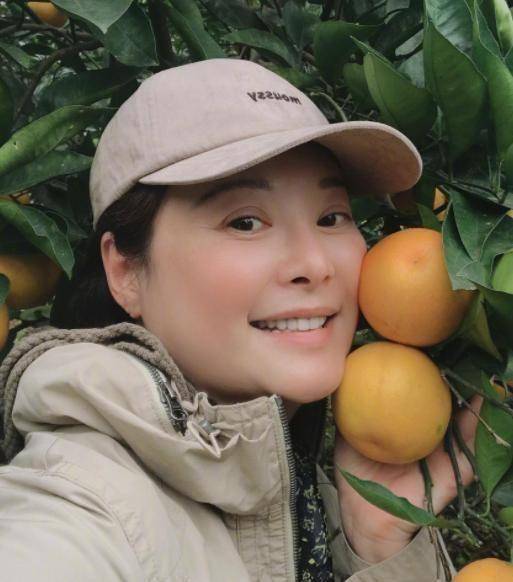 原创原创46岁袁立晒新照给自己的眼角纹和白发一个特写坦言做公益累