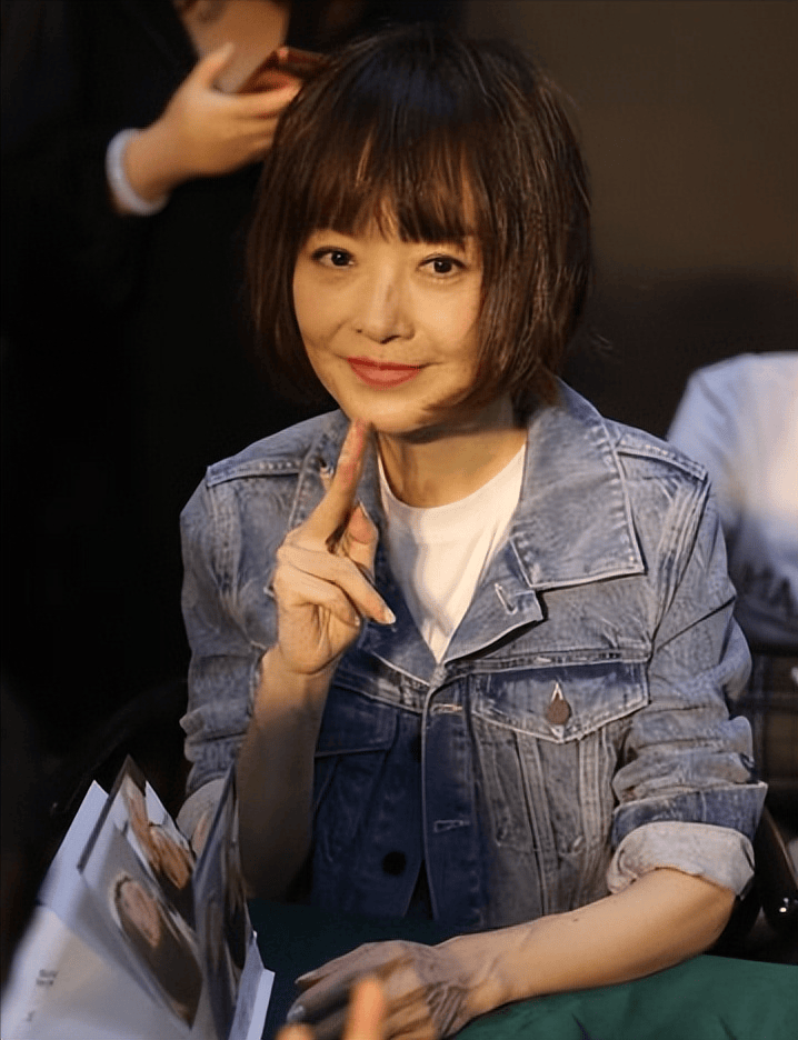 姐姐与小她19岁的歌手阿云嘎被拍,疑似两人已经在一起,这段恋情也让