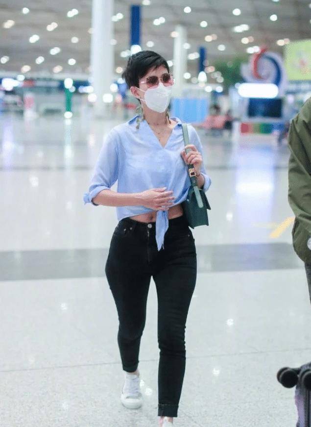 原创卢靖姗机场亮相穿打结衬衣秀蛮腰不料暴露沙漏腿