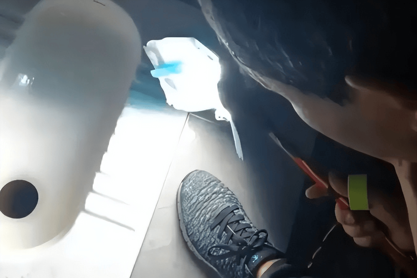 成语出处:江西上饶玉山冰溪街道东门村某房东欲讹人,提着灯,照着家具