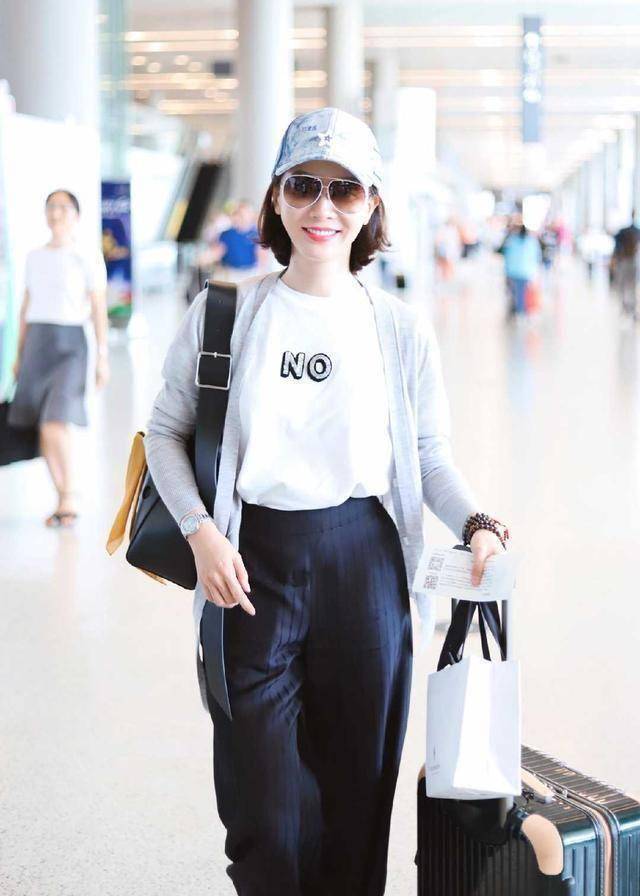 原创原创43岁的陈数穿衣品味年轻貌美白t恤搭配阔腿裤年轻20岁超好看