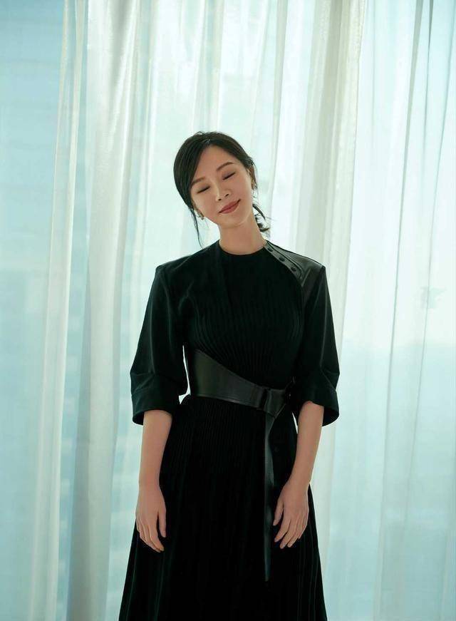 原创原创43岁的陈数穿衣品味年轻貌美白t恤搭配阔腿裤年轻20岁超好看