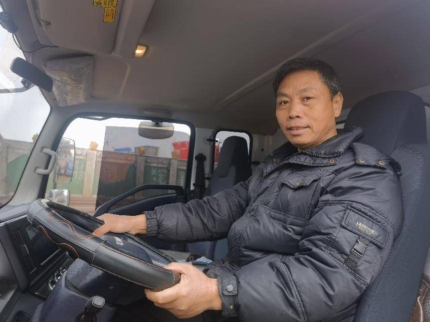 魏师傅家门口就是洞庭湖,从小跟鱼打交道,练就了一身养鱼的好本领.