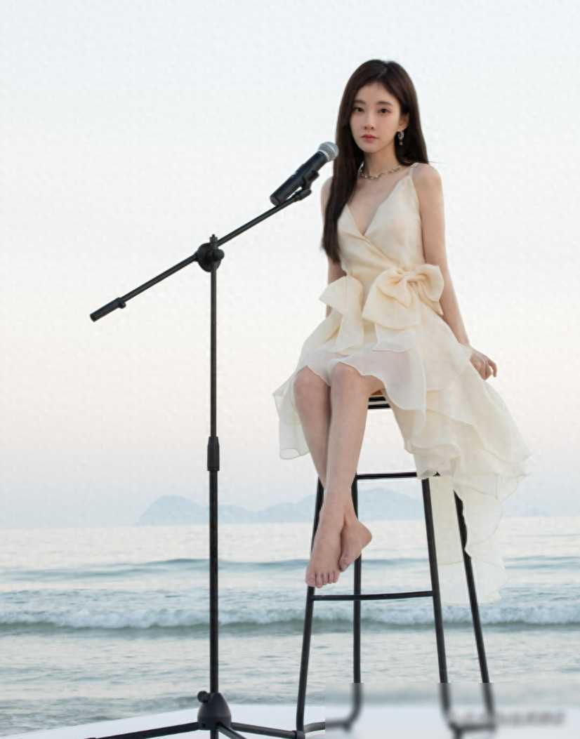 原创冯提莫大胆秀出好身材热搜腰线引众议修图疑云何解