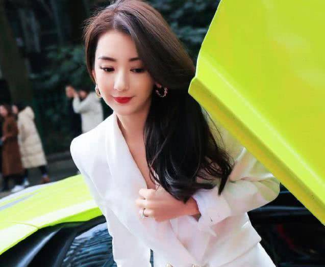 原创郭富城老婆逛公园还要化浓妆方媛穿三分裙拍照珍珠腿优越