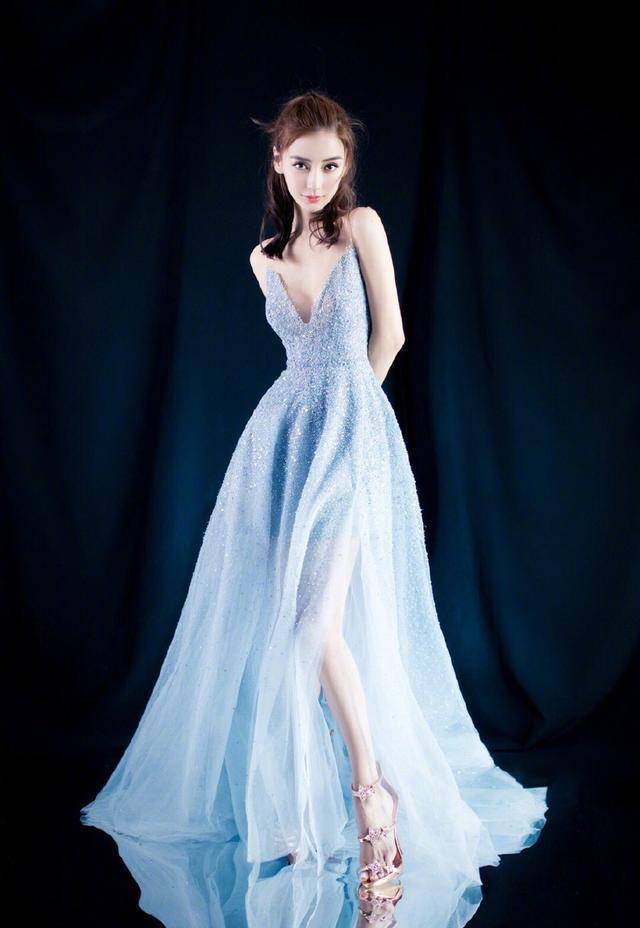 原创34岁佟丽娅穿白色连衣裙优雅时尚网友气质不输29岁baby