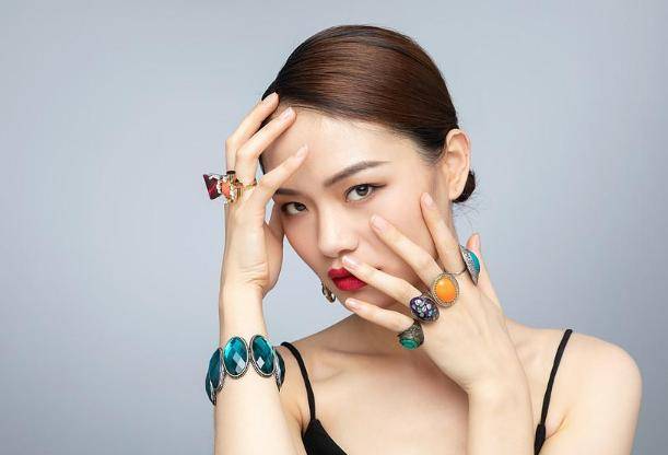 原创女性长期戴金手镯身体最后会咋样或许很多人还不清楚