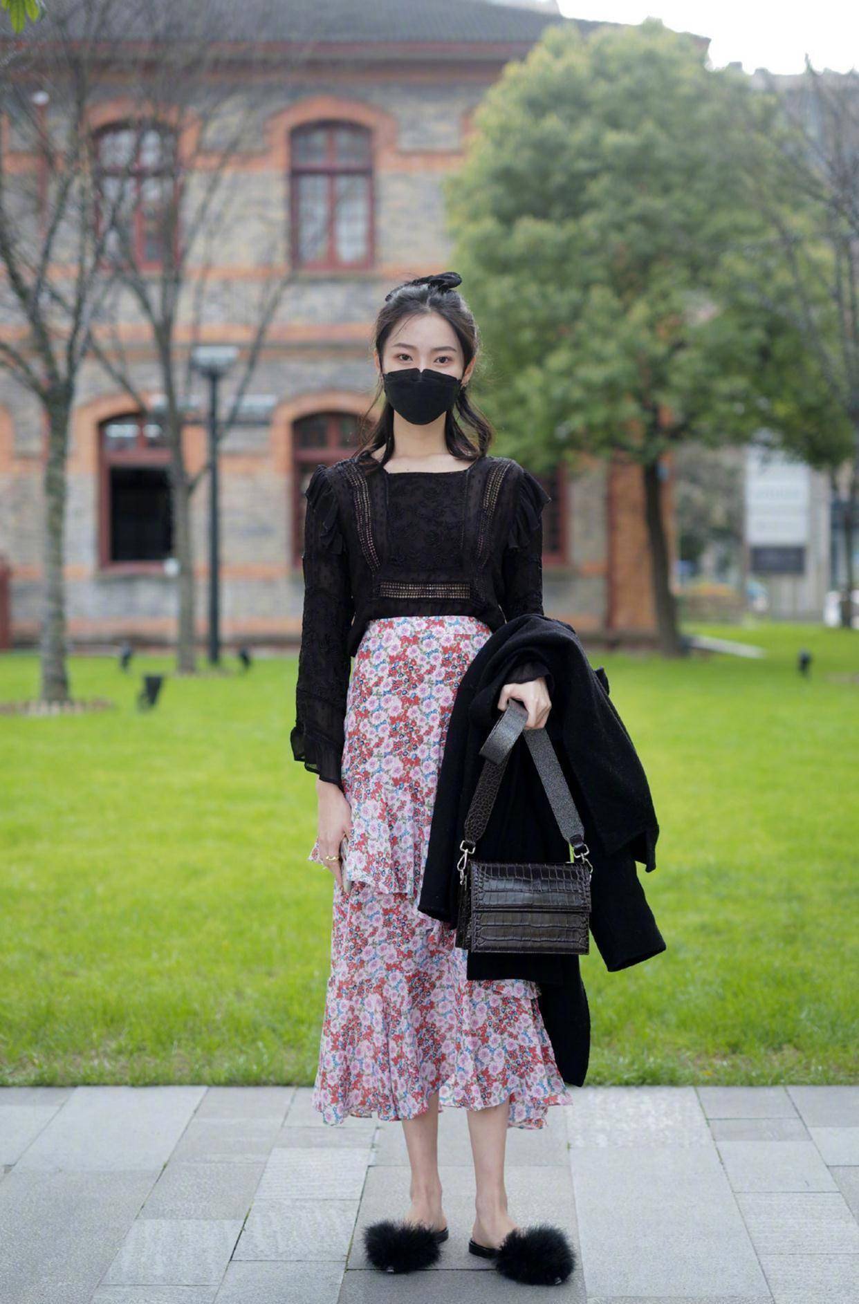 原创35岁女性穿搭不要太豪放,舒适才是时尚的关键,裙子这样穿很经典