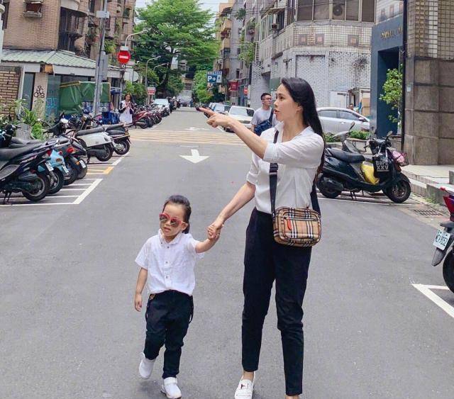 原创原创50岁伊能静与35岁冉莹颖似同龄人可她伸手瞬间还是暴露真实