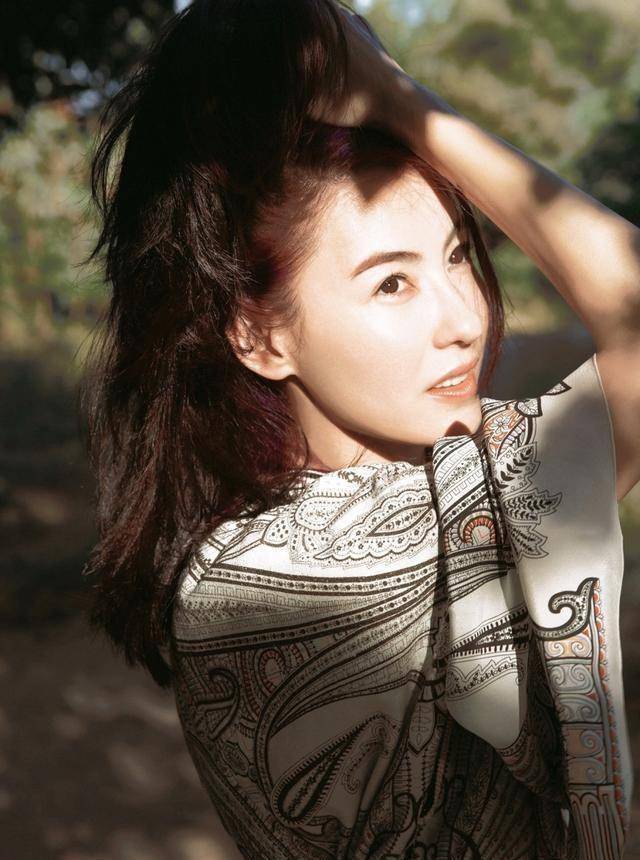 原创原创40岁的张柏芝开挂了温柔长裙明艳动人嫩回颜值巅峰