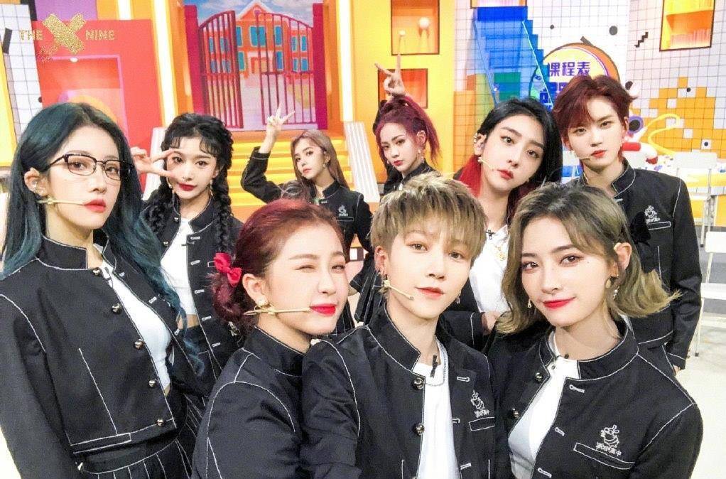 the9官博还晒出了合照,从这张合照可以看得出来,刘雨昕的c位依旧十分