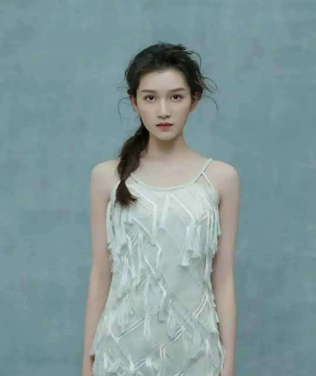 原创原创44岁陈思诚携23岁女友回京女朋友长得像佟丽娅却被网友调侃