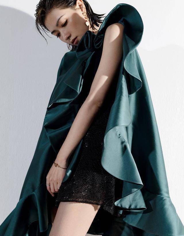 原创原创38岁万茜又美又飒短发时尚封面大片演绎秋日气质女性搭配