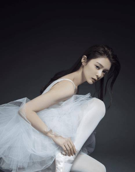 原创火箭少女解散后傅菁失控式变瘦腿细到一只手都能握过来