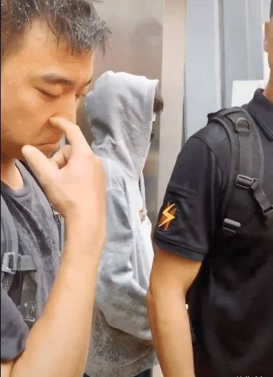 原创王源脾气忒好了浑身都被泼湿却依旧保持微笑身旁助理却一脸委屈