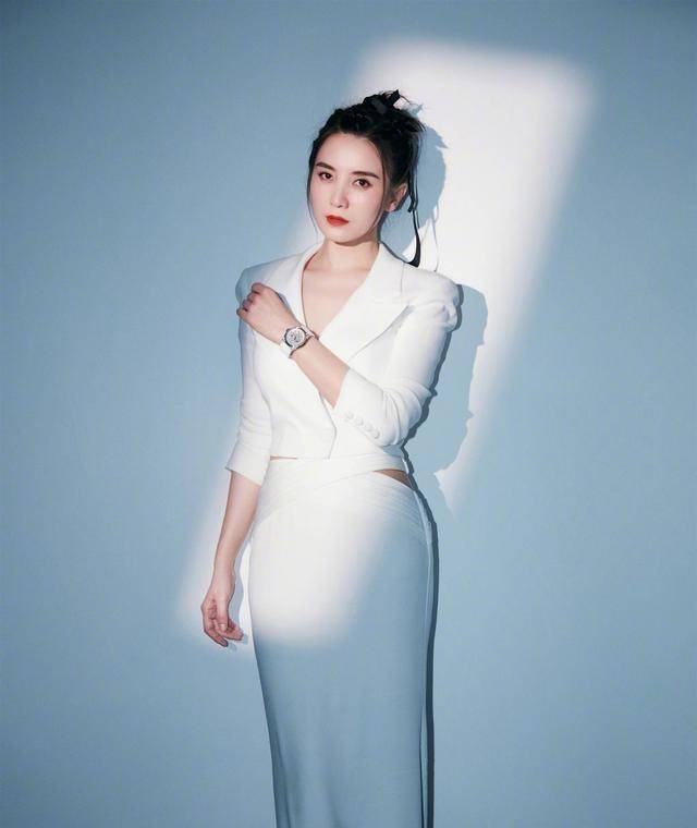 原创原创40岁的宋佳衣品还是那么好v领西服配包臀长裙优雅大方又减龄