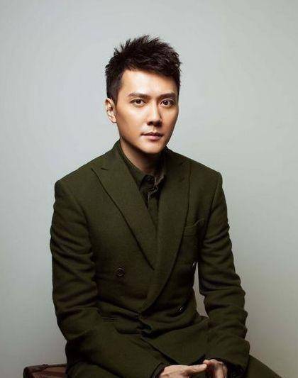 原创原创42岁冯绍峰近照显疲倦被拍到在片场擦眼泪独自坐在角落抽烟