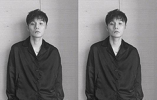 尤其是眼睛,两人的眼睛都是属于那种典型的单眼皮,并且特别的细长