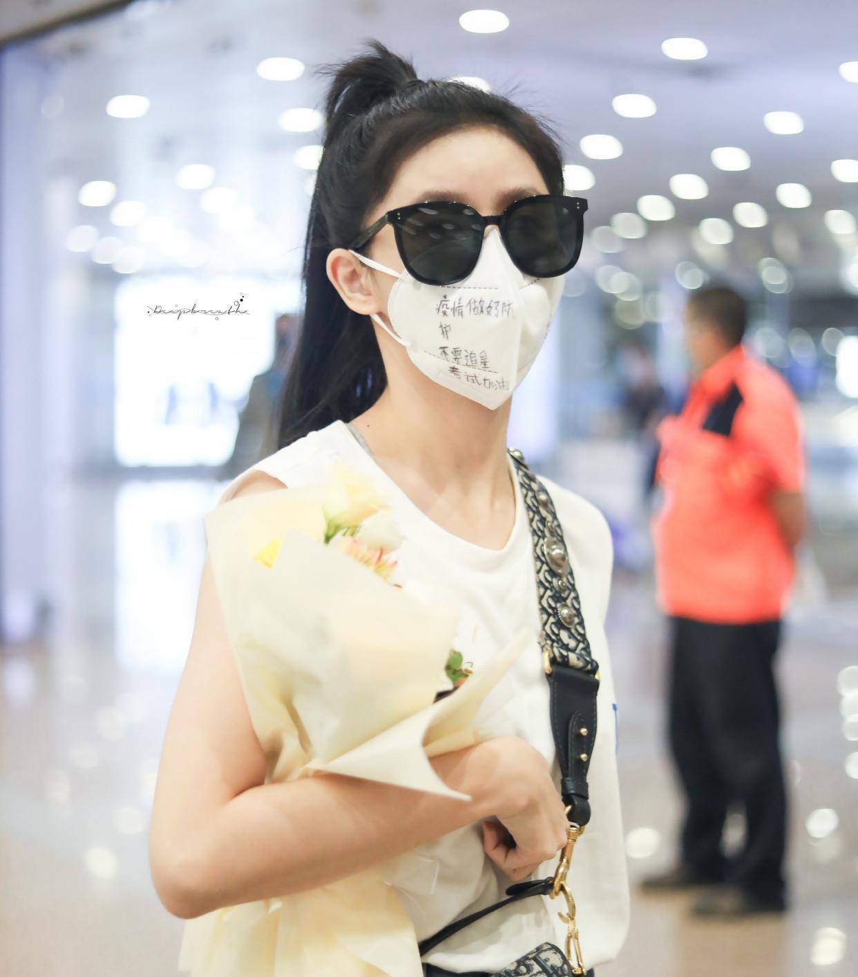 蔡卓宜口罩写字鼓励粉丝,全素颜双眼皮褶明显,狗啃刘海撞脸宁嫔