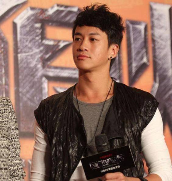 原创45岁何润东雨中表演