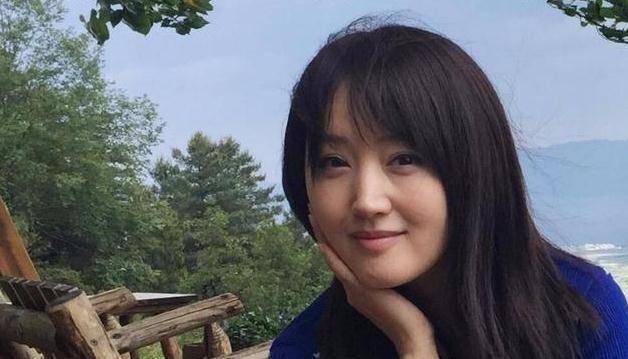 原创原创49岁杨钰莹晒近照从前的甜歌皇后隐退后却爱上了种菜