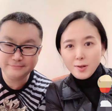 原创51岁伊相杰领证结婚,妻子年轻貌美,媒人竟然是于文华