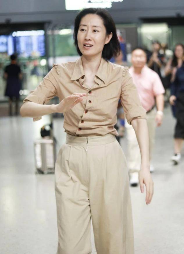 原创45岁刘敏涛素颜走机场,穿衬衫搭阔腿裤时髦气质,美得很高级